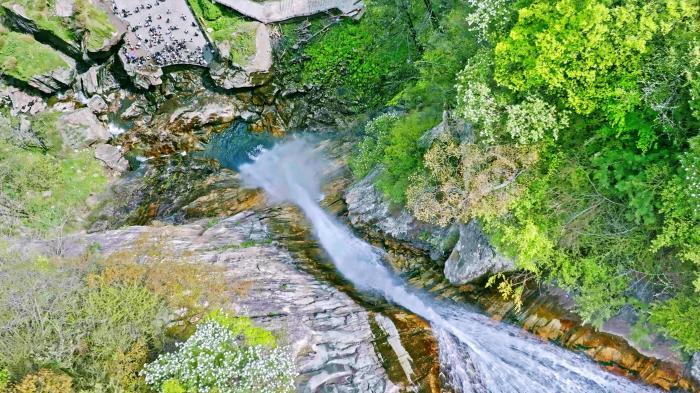 陕西秦岭山间现“彩虹飞瀑”