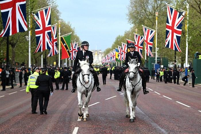 民众聚集街头等待观礼英国王加冕仪式